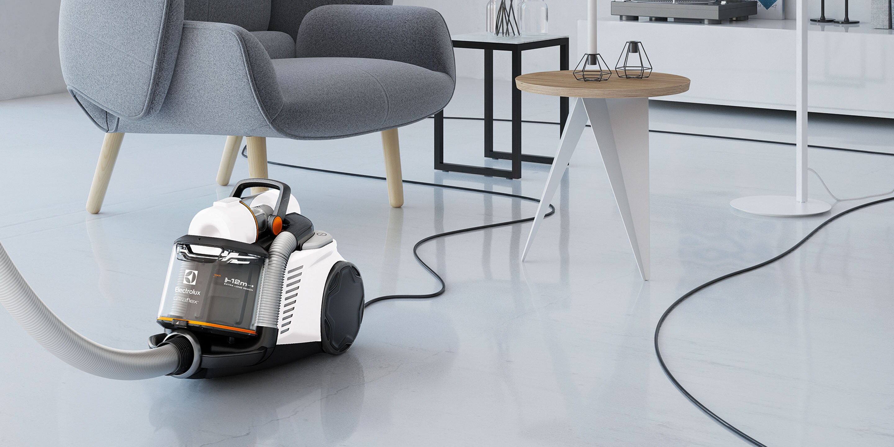 Erittäin pitkän virtajohdon avulla olohuonetta helposti puhdistava Electrolux UltraFlex AnimalCare -imurin käyttäjä
