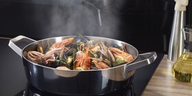 Kattilasta liesituulettimeen nouseva höyry