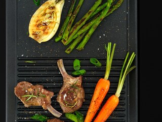Lampaanlihaa ja porkkanoita Electroluxin Plancha-grillillä