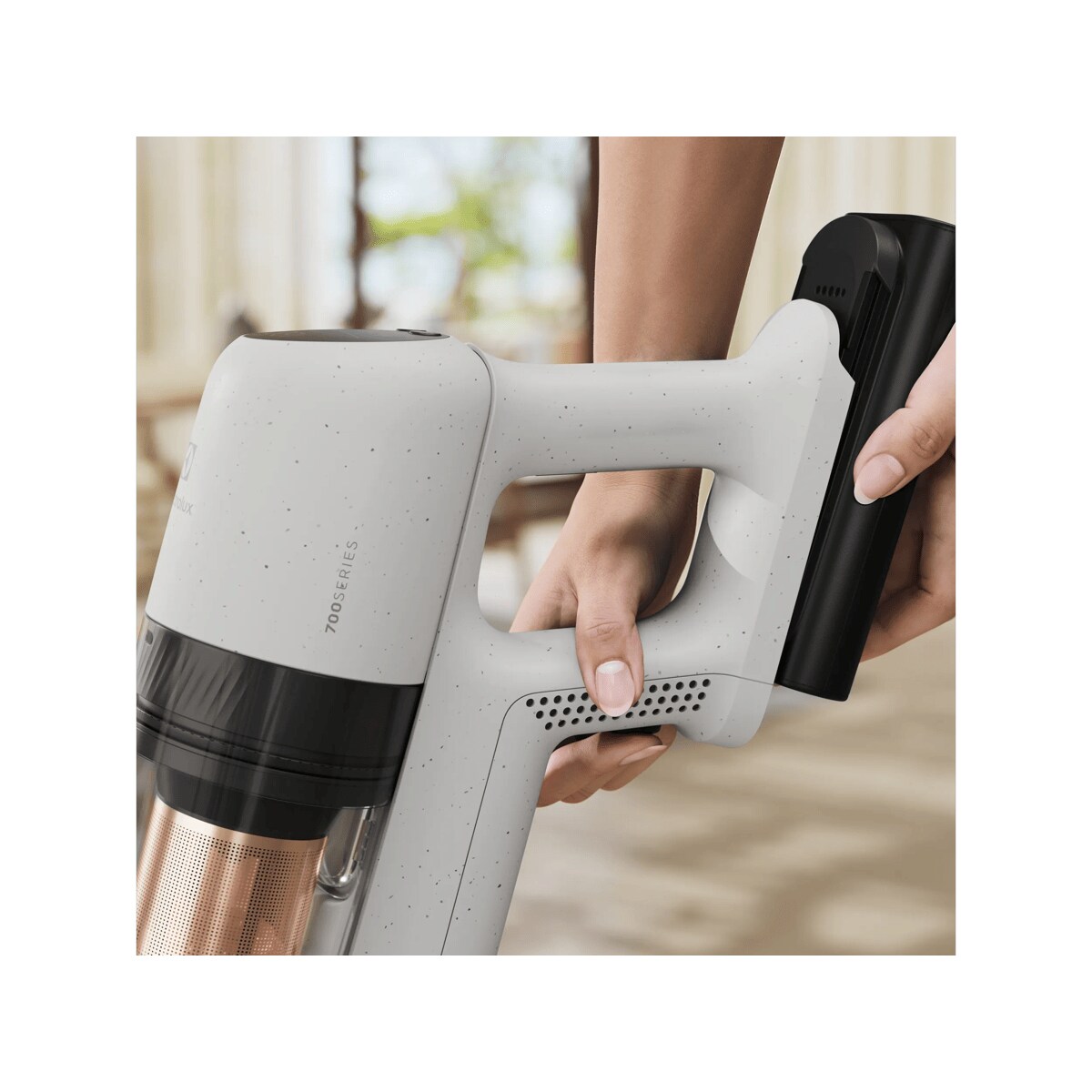 Battery-powered hand unit with compact design for easy portability and simple use.