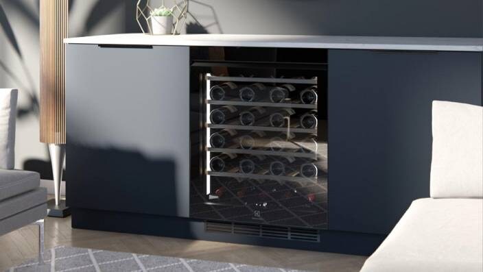 Viinikaappi, joka on asennettuna keittiön alatasoon