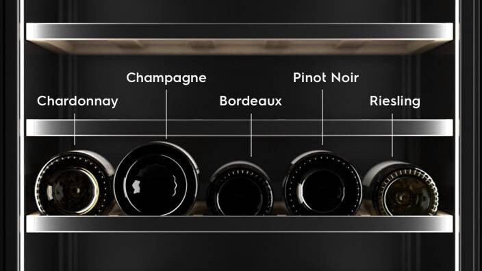 Hyllyjä eri pulloille