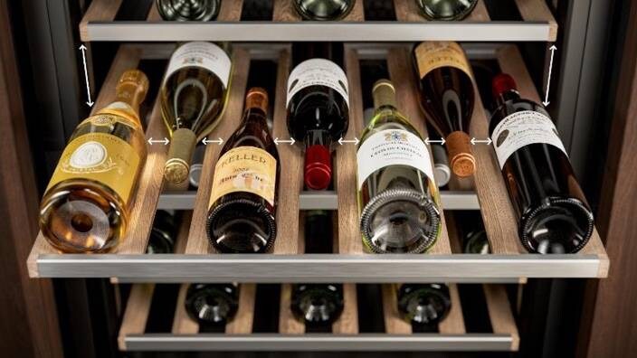 Viiniä viinikaapin hyllyillä