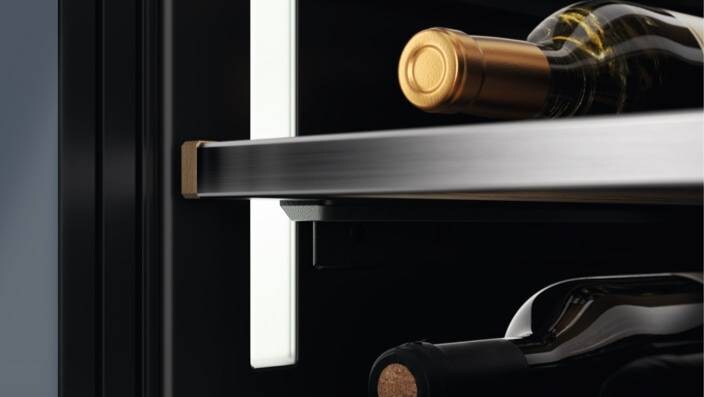 Viiniä viinikaapissa