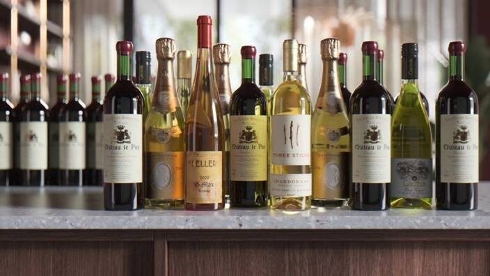 Viinipulloja keittiön tasolla