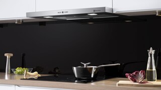 Induktiokeittotasolla kiehuvan kattilan yllä oleva Electroluxin liesituuletin