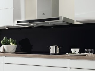 Työtasosta ulos tuleva Electrolux -liesituuletin