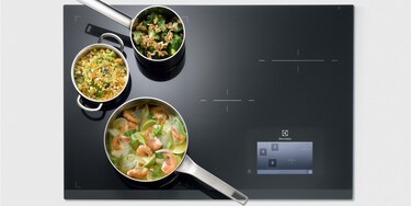 Kolme pannua Electrolux Infinite Combi -induktiokeittotason FreeZone-alueella
