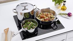 Electrolux Infinite Chef -keittoastiavalikoima induktiokeittotasolla