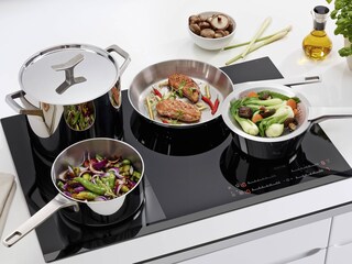 Infinite Chef -paistinpannun, soteerauspannun ja kastikesiivilän avulla valmistetut liharuoat ja vihannekset