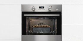Electroluxin uunissa kypsyvä leipä