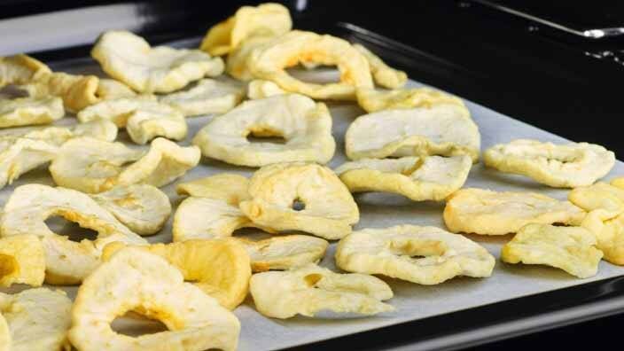 Omenaviipaleita uunissa