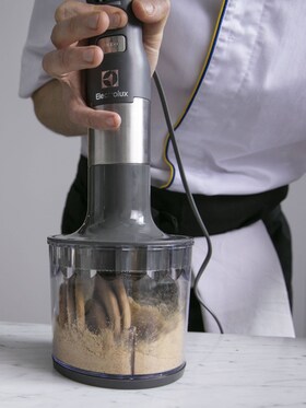Electroluxin Masterpiece -tehosekoitin, jossa murskataan keksejä keksipohjaa varten
