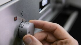 Veden lisäys höyryuunin lokeroon ja PlusSteam-painikkeen kääntäminen Electroluxin PlusSteam-toiminnolla varustetussa monitoimiuunissa