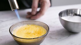 Puhalluslampulla paahtovanukkaan sokeripintaa karamellisoiva leipuri