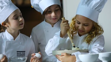 Electroluxin Bake For Someone -leipomokojussa leipovat lapset
