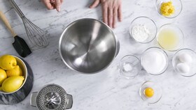 Leipomista varten valmistellut sitruunamarengin ainekset