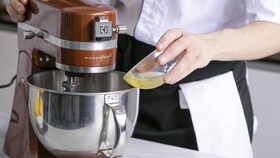 Marenkiin hitaasti aineksia lisäävä Electroluxin kokki