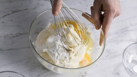 Kaikkia täytteen aineksia yhteen sekoittava Electroluxin leipuri