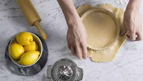 Vuokaa huolellisesti taikinalla täyttävä Electroluxin leipuri