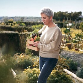 Nainen kasvitarhassa