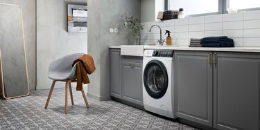 Kuva kodinhoitohuoneesta, Electroluxin kuivaava pesukone lattialla