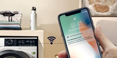 nainen tarkastelee My Electrolux Care -sovellusta