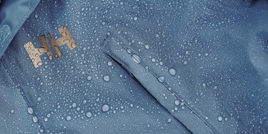 Vesipisaroita Helly Hansen -takin pinnalla