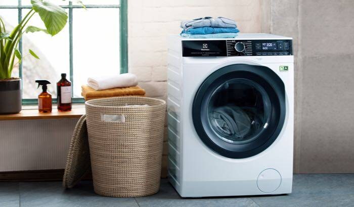 Pyykkikori ja pesukone