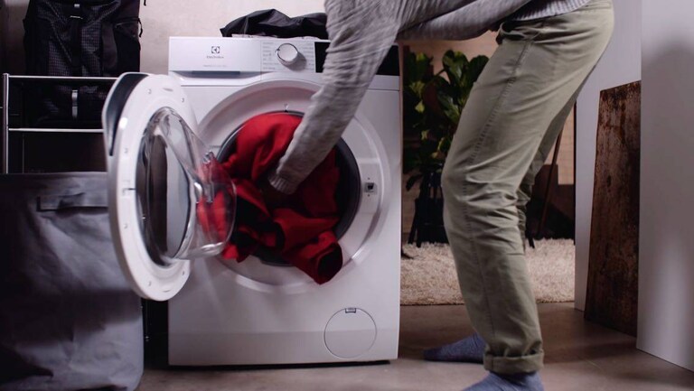 Vaatteiden laittaminen kuivausrumpuun