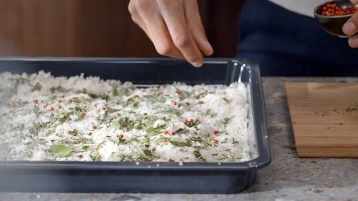 Suolaa ja yrttejä uunipellillä