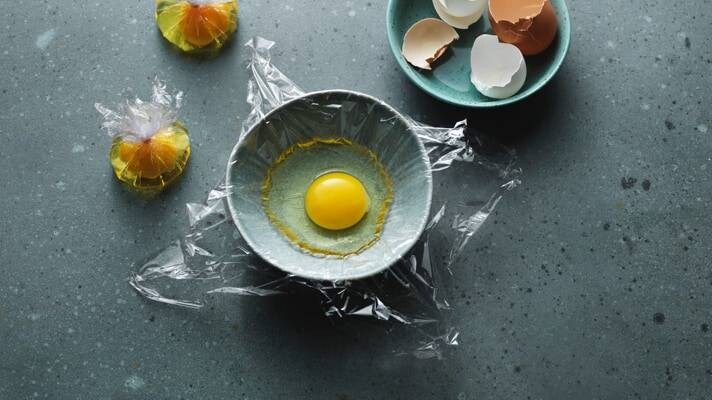 Rikottu muna kulhossa