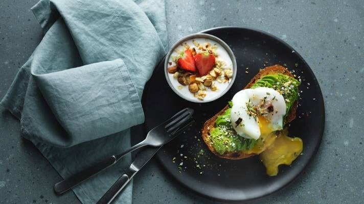 Avokado-uppomunaleipä