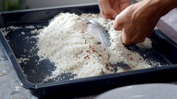 Kalan peittäminen suolalla