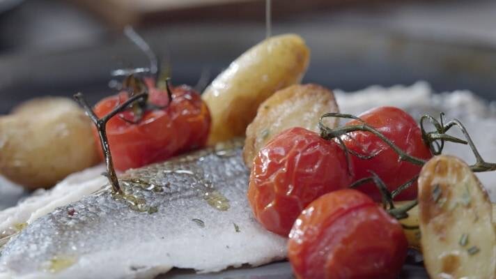 Kalaa, perunoita ja tomaatteja uunissa