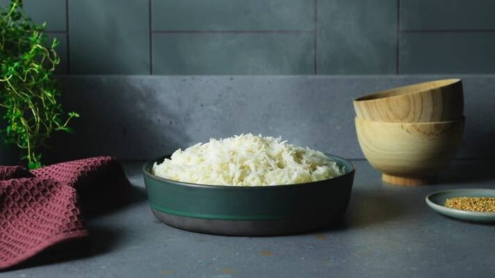 Höyryävä riisi kulhossa