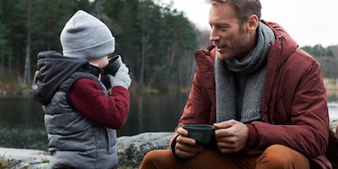 Isä ja poika piknikillä