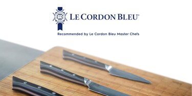 Keittiöveitsiä leikkuulaudalla