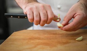 removing the garlic core