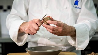 Kokki kuorii maa-artisokkaa Kokki kuorii maa-artisokkaa
