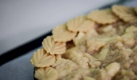 Koristeltu omenapiirakka