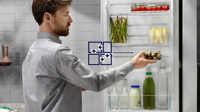 Mies järjestelee jääkaappia