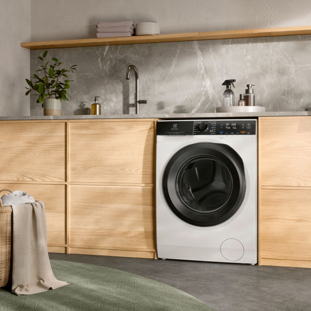 Electroluxin kuivaava pesukone on sijoitettuna työtason alle. 
