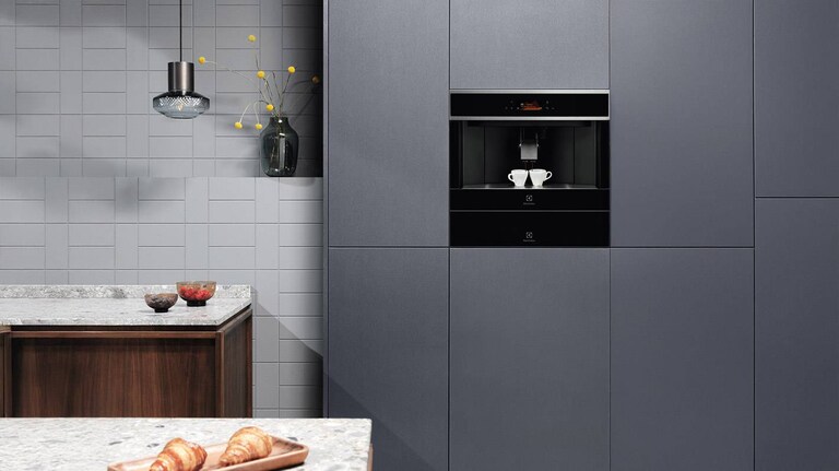 Integroitava kahvikone keittiössä