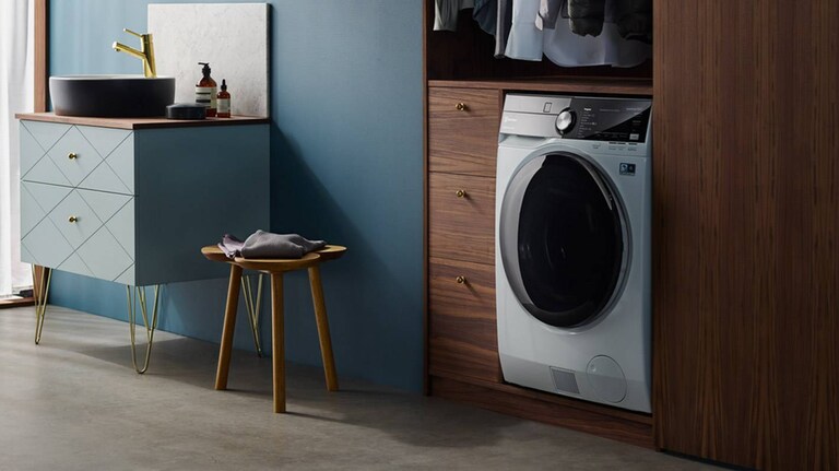 Electroluxin kuivaava pesukone tyylikkäässä kylpyhuoneessa. 