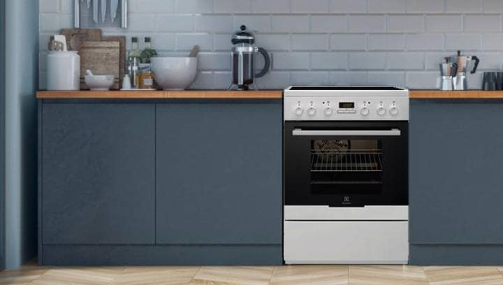 Electrolux-liesi uunilla sijoitettuna tyylikkääseen keittiöön.