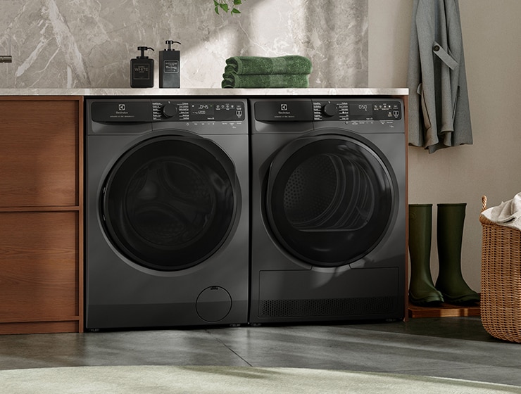 Kaksi pesukonetta huoneessa