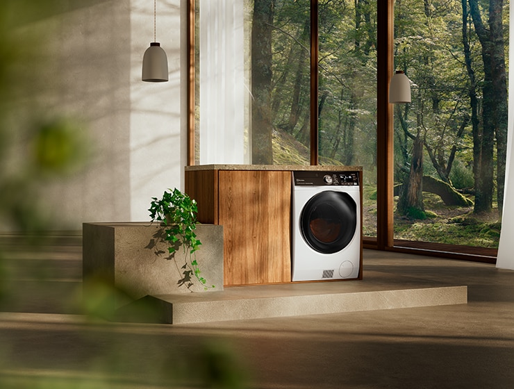 Pesukone huoneessa, jossa on suuri ikkuna takana