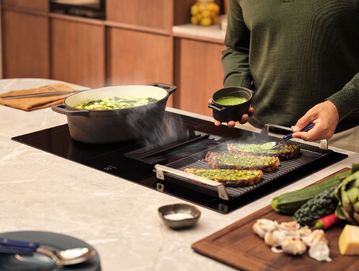 Mies kokkaamassa ruokaa