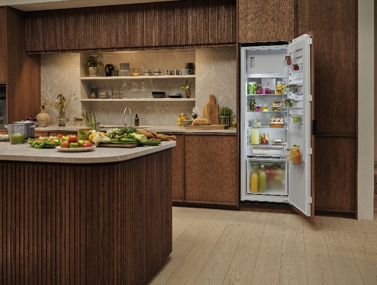 Keittiönäkymä, takana avoin jääkaappi